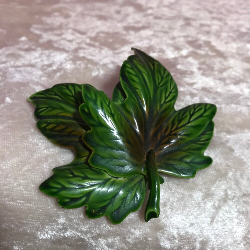 Vintage Green Leaf Pin Brooch Metal Painted EUC Retro Collectible Nature Jewelry - Picture 3 of 8
